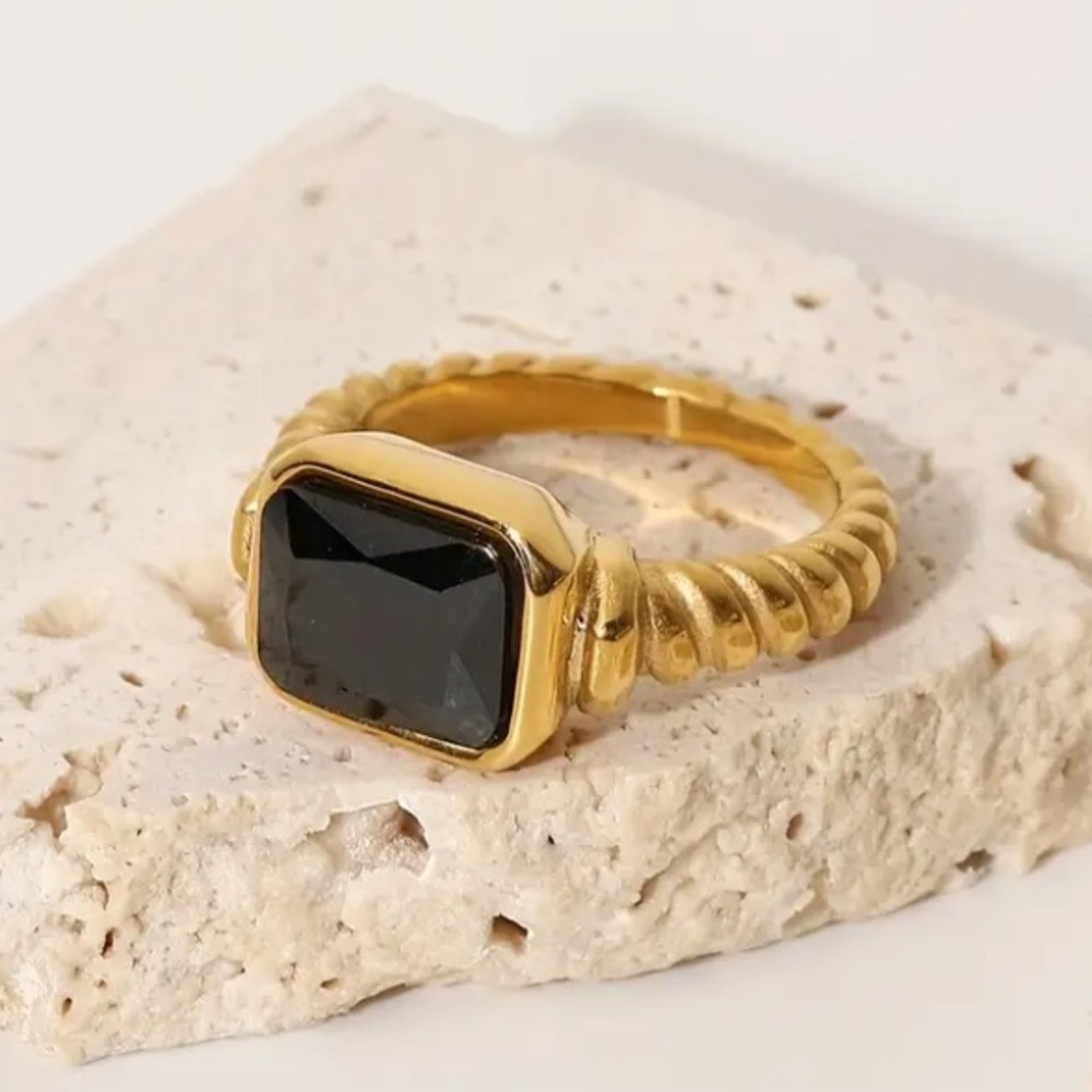 💍Elegant Stainless Steel Ring with Black Cubic Zirconia